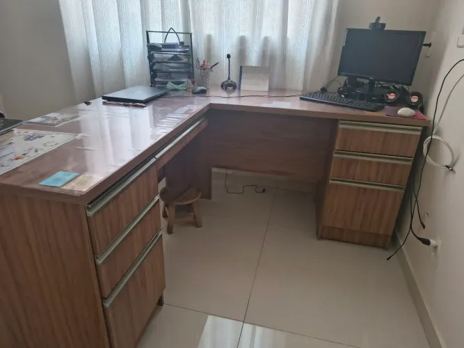 Mesa e bancada de ateliê e escritório