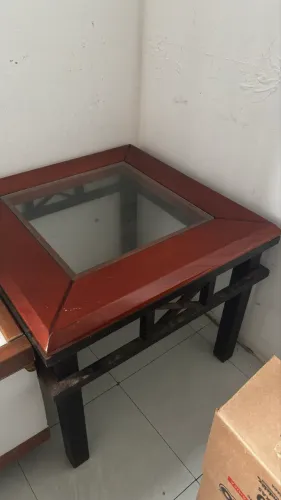Vendo pequena escrivaninha de vidro, e metal! 
