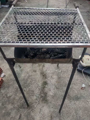 Vendo uma ótima churrasqueira ele e de desmontar