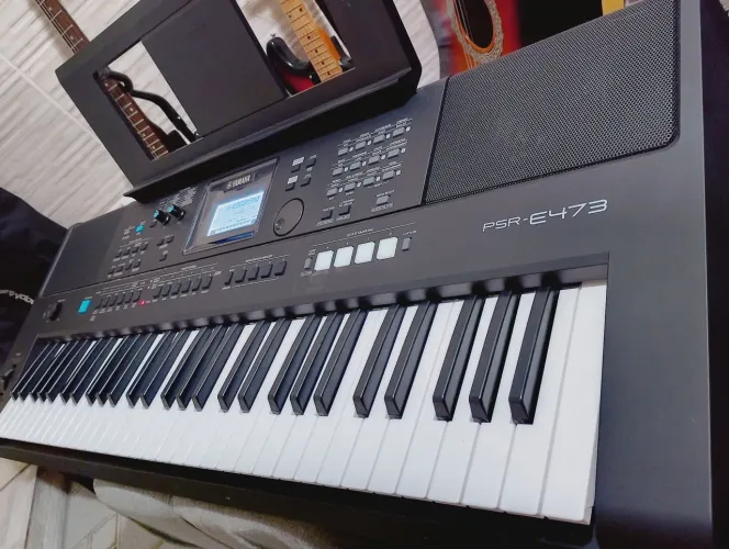 Teclado arranjador Yamaha PSRE473 seminovo