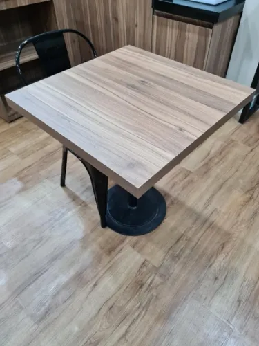 Mesa de madeira com base em metal preto 