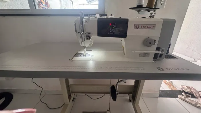 Vendo máquina de costura seminova
