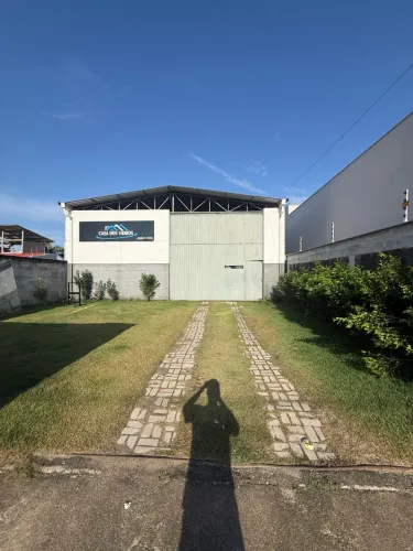 ALUGA-SE GALPÃO COMERCIAL