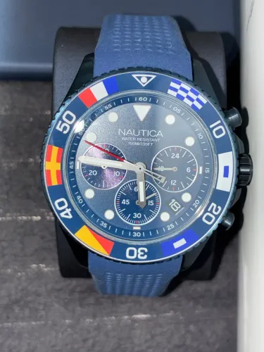 Relógio Nautica Westport NAPWPF908 com pulseira azul e bandeiras náuticas no bisel