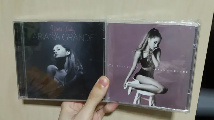 2 CDs Ariana Grande