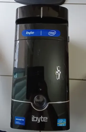 Gabinete de CPU com fonte e outros componentes, Placa e HD está queimada