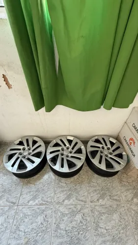 Jante de Ferro Com as Calotas Aro 15 do Polo 5 Furos