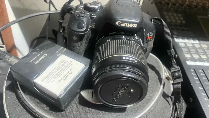 Canon T3i - Lente 18-55 - 19k Clicks