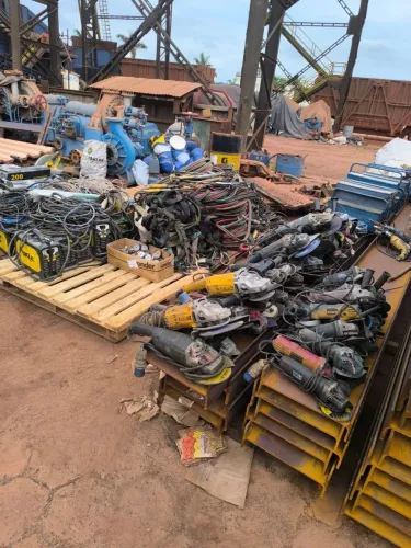 Vende-se máquina de solda e lixadeira Simi Nova