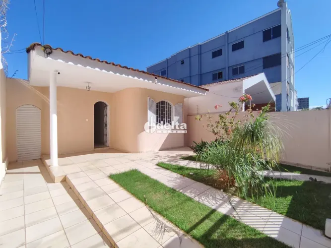 Casa com 3 quartos sendo 1 suíte disponível para locação no bairro Cidade Jardim em Uberlâ