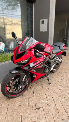 CBR 650R muito nova km baixa 