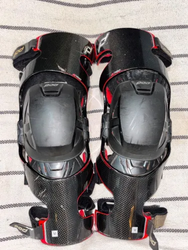 Joelheira carbono POD k700