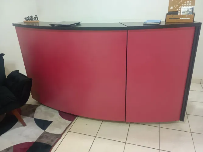 Vende-se balcão bem conservado e também se separam.