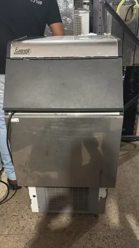 Máquina de gelo semi nova