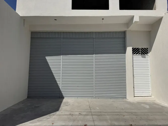 Galpão novo em avenida 