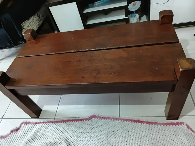 Mesa de centro em madeira maciça
