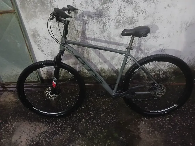 Vendo bicicleta aro 29 na cor cinza. A bike está precisando de poucos reparos
