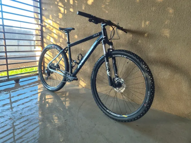 Bicicleta MTB - Shimano CUES 10v, Freio MT200, Rodas VZAN Strike
