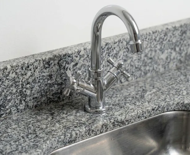 Pia de Granito 1,20m Cinza Corumbá com Cuba Inox e Torneira