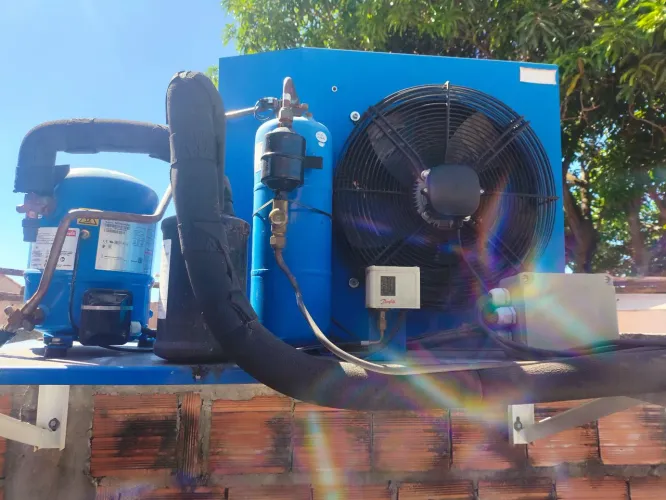Condensadora é evaporadora com quadro de energia fiação e tubulação completa.