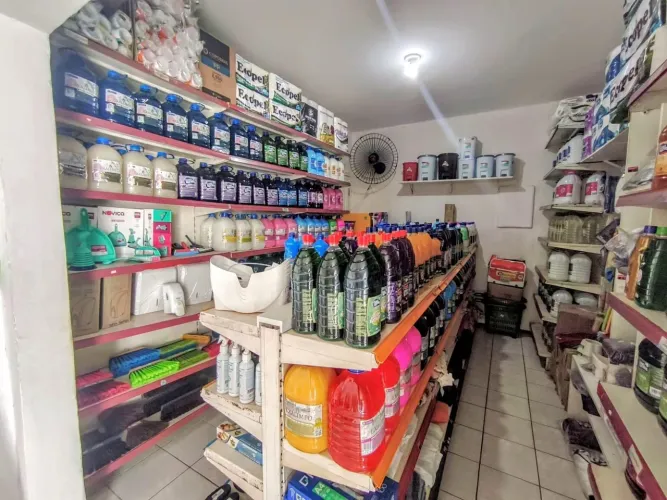 Loja de Materiais de limpeza (porteira fechada)