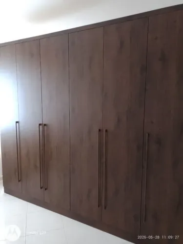 Vendo guarda roupas 6 portas com:  gavetas e cabideiros centrais, e prateleiras nas pontas
