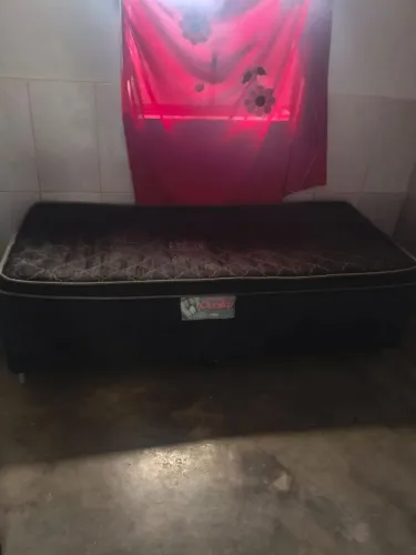 Vendo cama box e estante por apenas 150,00