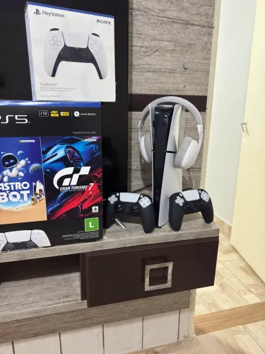 Vende-se ps5 slim completo seminovo com dois controles