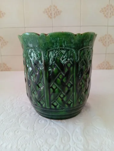 Vaso em forma de chapeco verde esmeralda