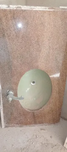 Vende-se uma pia de banheiro grande e um vaso sanitário