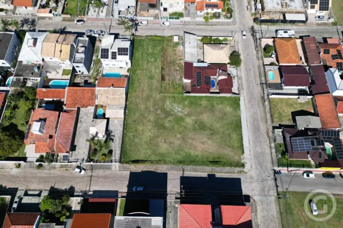 Terreno comercial amplo no bairro Carianos: potencial ilimitado para o seu negócio
