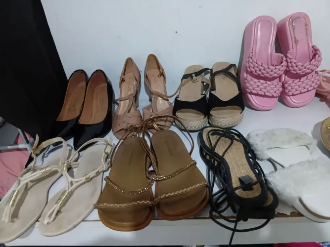 Um Belo lote de sandálias 9 pares 37 5 pares 36 ao todo 14 pares