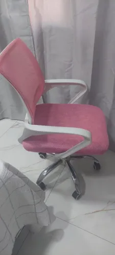 VENDE-SE CADEIRA DE ESCRITÓRIO Cadeira de escritório na cor rosa, seminova e em bom estad