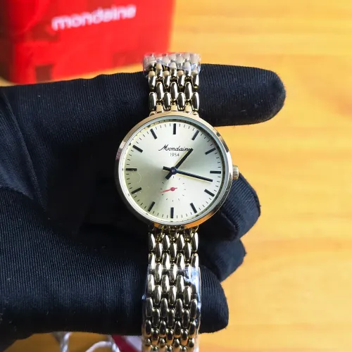 Mondaine Feminino Small Seconds 32mm dourado 