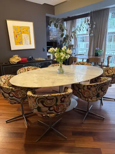 Mesa saarinen com poltronas