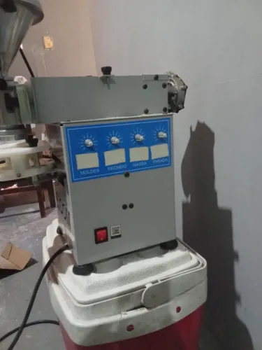 Vendo uma máquina de fazer salgado