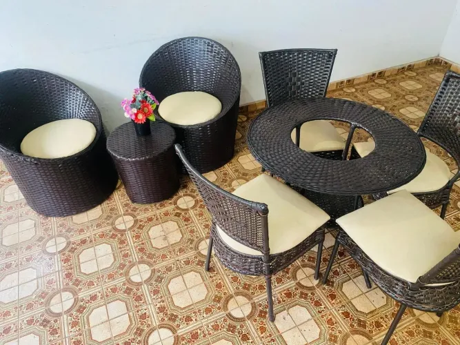 Jogo de mesa e poltronas