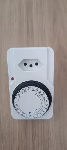 Tomada com temporizador e termômetro digital
