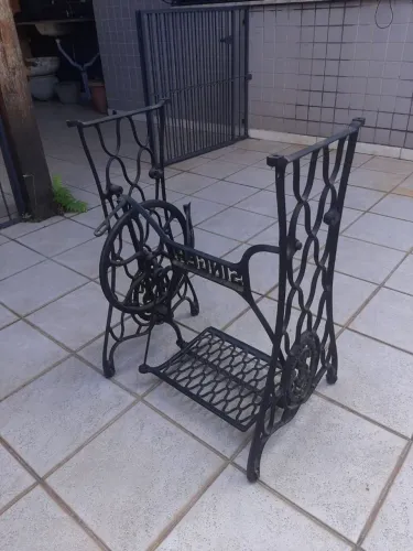 Mesa com pé de ferro máquina de costura Singer