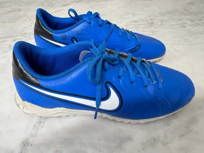 Tênis futebol chuteira Nike 38