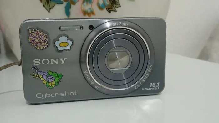 Câmera sony cybershot 16.1mp com carregador e cartão de memoria- usada/nova sem problemas 