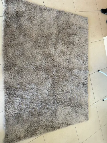 Tapete cinza felpudo para sala