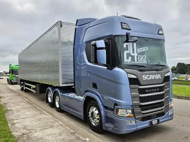 Scania R500 SUPER 6x2 Ano 2024 Painel TFT Farol de teto e grade + Baú 2 Eixos Nostra 0km
