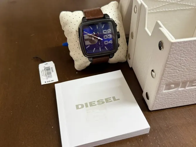 O relógio mostrado é o Diesel Square Franchise Chronograph (Modelo DZ4302).