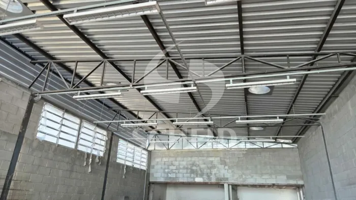 Galpão com 340 m² área livre e coberta, 3 escritórios, cozinha, 2 banheiros, despensa e 10
