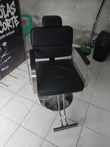 Cadeira de barbeiro semi nova