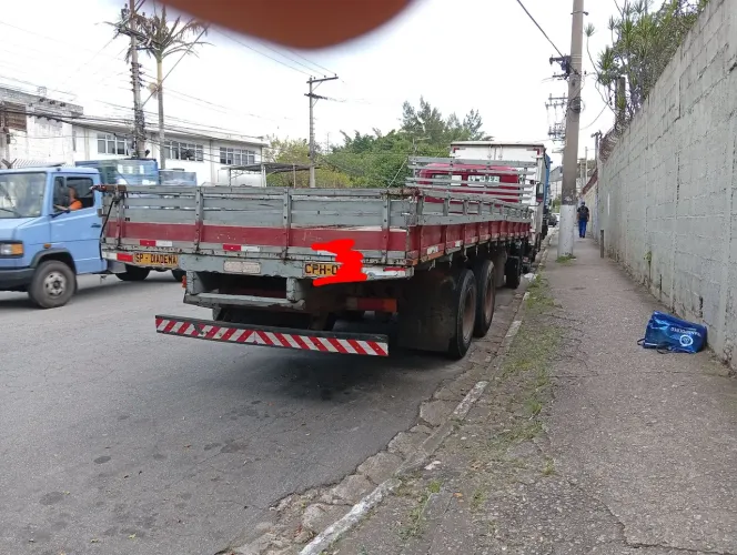 Vendo caminhão M Bens carroceria, trucado