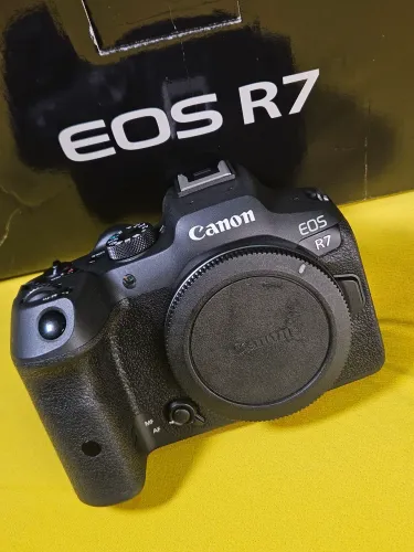 Canon R7