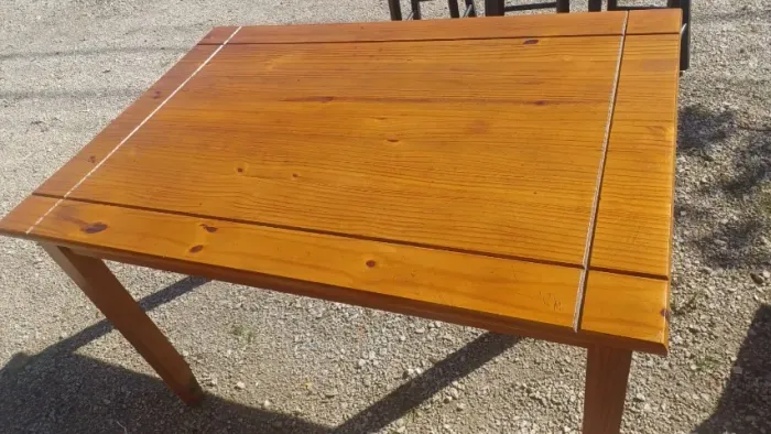 Mesa de pinus de 1,10x75, seminova, sem cadeiras.