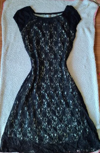 Vestido preto com renda e cetim em baixo